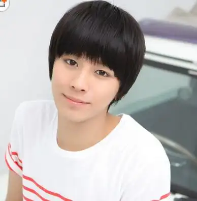 圆脸型男士的发型最好是两边很短,顶部和发冠稍长一点,侧分头.