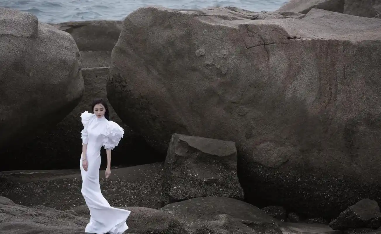 百家号星火计划# 佟丽娅真抗冻,寒风中海边吹风,气质高冷,女神范哪篌