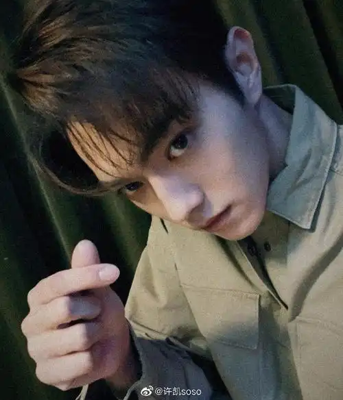 组图许凯微博营业晒怼脸自拍对镜头wink帅气又可爱