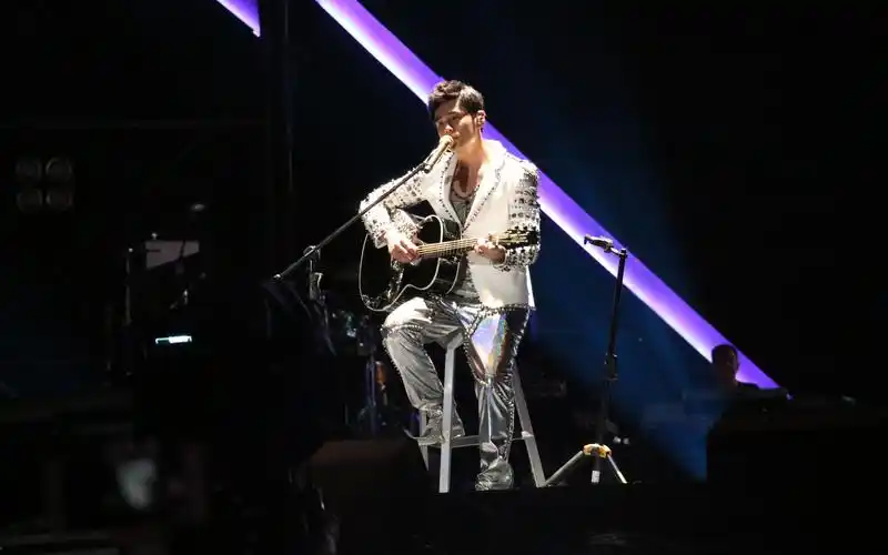 周杰伦再次唱起《给我一首歌的时间》 丝滑假音无敌了