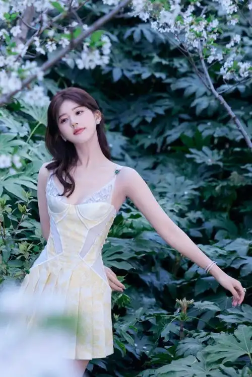 赵露思直播##赵露思 澳门鬼迷日眼的照片##赵露思高定短裙