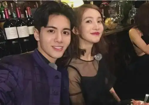 金晨不仅在节目中展现出亲密的举止,而且在私下里也频繁地与曾舜晞