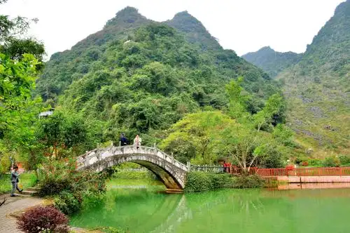 清山翠绿小桥流水.