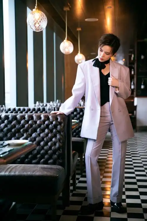 简介:杨芸晴香芋紫西装写真图片,分享一组杨芸晴图片给大家,图中的