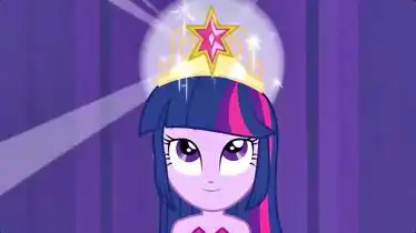 小马宝莉小马国女孩紫月化成人身再次获得了丢失的皇冠