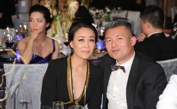 51岁那英全家近照,现任老公为隐形富豪,两个儿女名字超任性_丈夫_歌曲