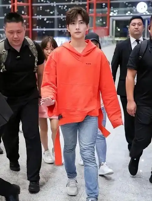 其实啊,他的问题并不在于身高,关键是身材比例不太好.