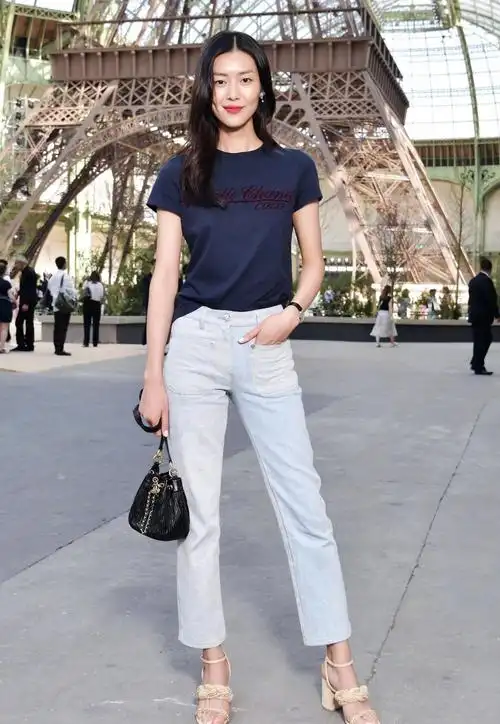 31岁刘雯真不愧是超模, t恤配牛仔裤清新时兴,又成夏季穿搭榜样.