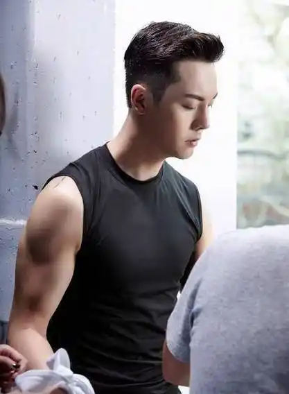 黄子韬秀好身材却遭陈伟霆拆台:你的衣服里是塞了东西吗_节目_勋章