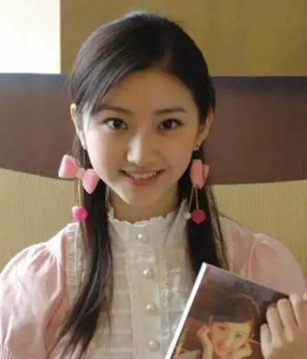 景甜的娱乐圈之路在她们之中算是最顺畅的了,自出道以来就资源不断