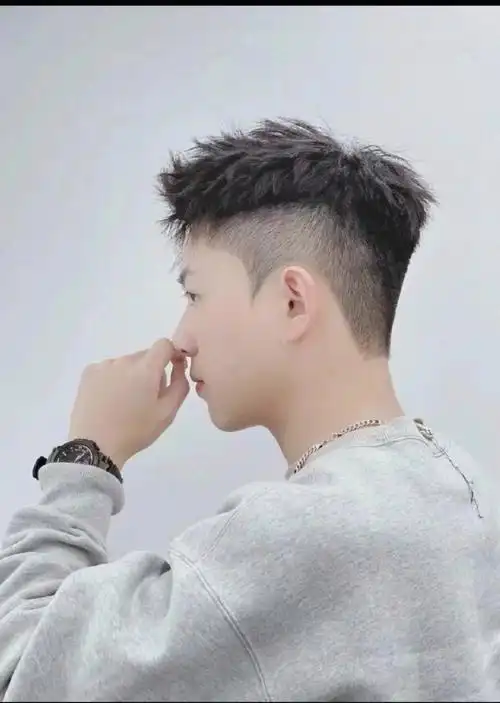 男士立体渐变前刺发型推荐