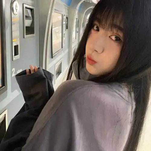 鞠婧祎梳齐刘海俏皮减龄 嘟嘴卖萌超可爱