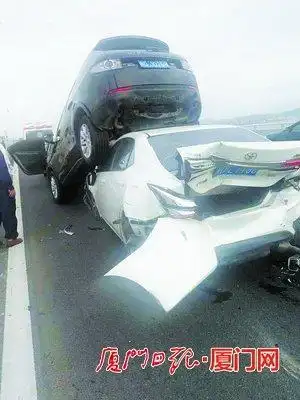 厦门杏林大桥四车连撞路虎被拱上车顶 所幸没有人受伤