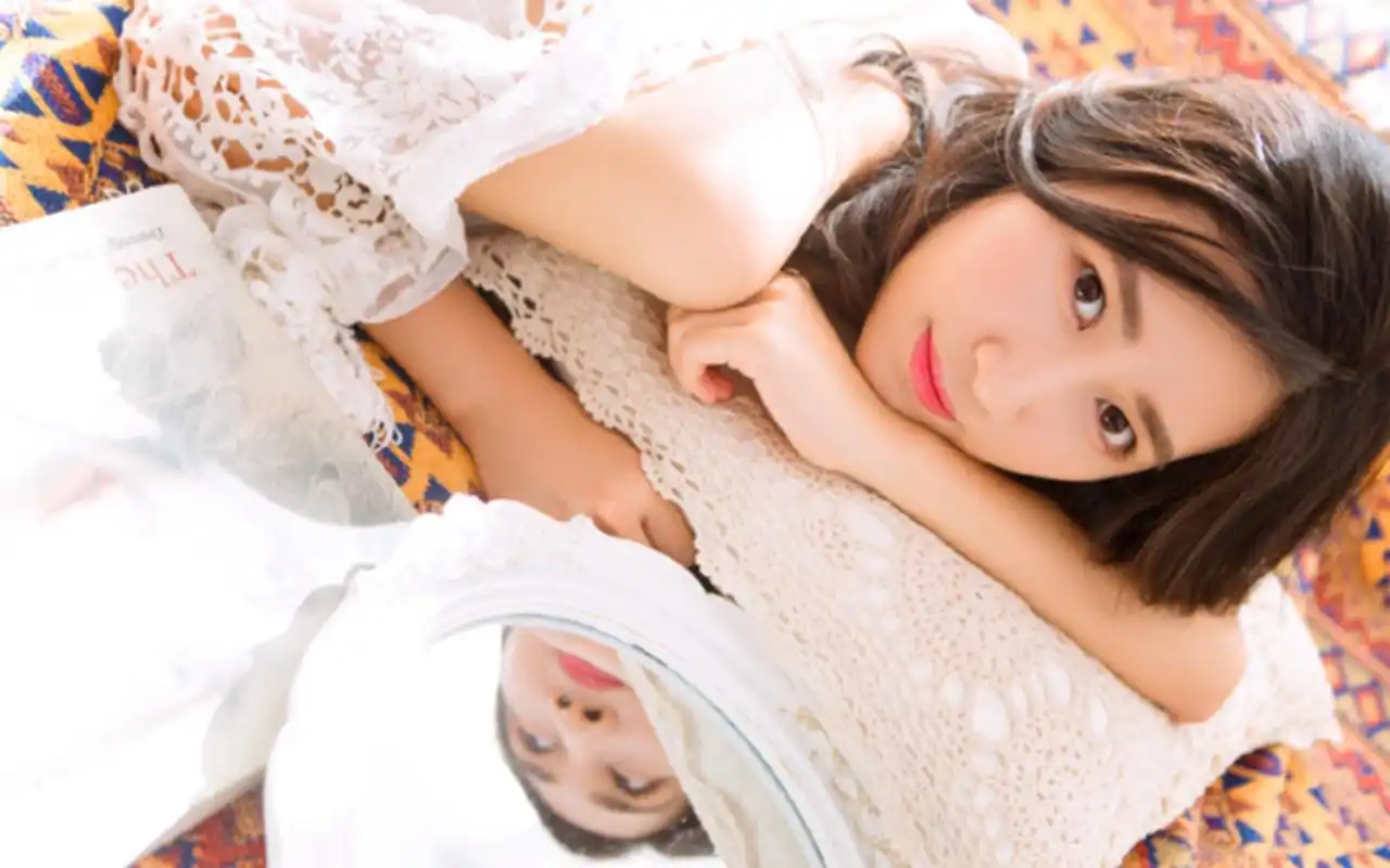 穿毛衣的清纯美女唯美治愈写真桌面壁纸