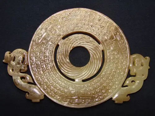 汉代和田白玉谷纹兽面纹出廓舞人重环壁