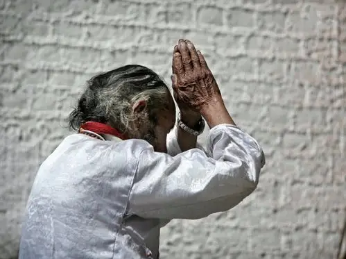 大昭寺前 双手合十 虔诚祈祷 为今生 也为来世