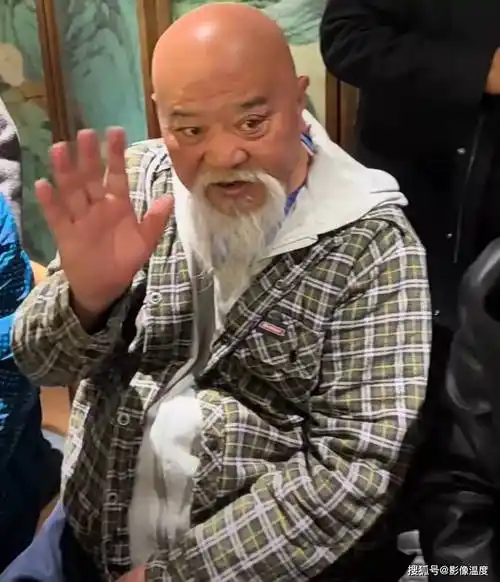 实际在这群老戏骨里,他和李勤勤算比较年轻的,也许是身体原因,李琦