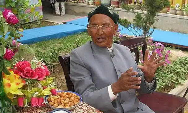 中国最后一位王爷,住豪华王府,活到2014年,去世前把国旗挂身旁