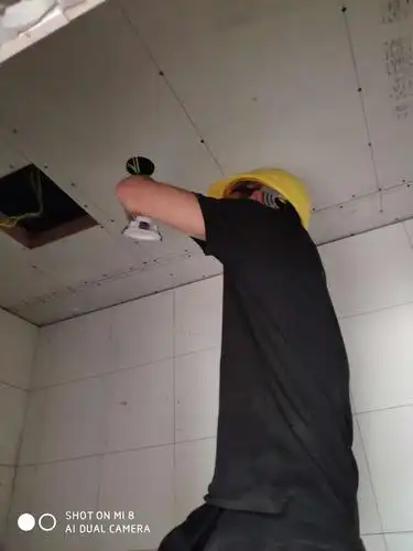 一层展示区洗手间天花筒灯安装施工中