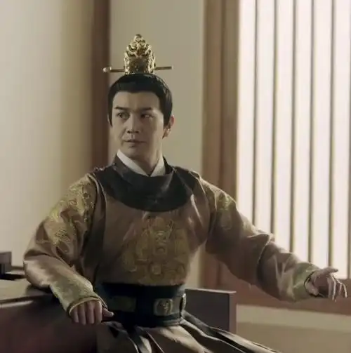 过花满楼,折颜等众多古装形象的张智尧在剧中饰演的大唐皇帝李世民,是