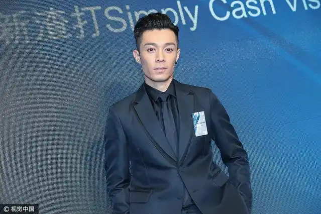 周柏豪黑色西服套装 金属钉皮鞋帅气绅士