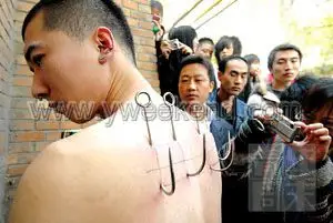 人体悬挂者称迷恋疼痛 学者指其模仿日本人自虐