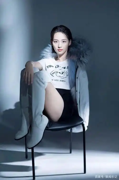 张嘉倪生完小孩15天就复出,现穿短裤配长靴,美丽大方优雅