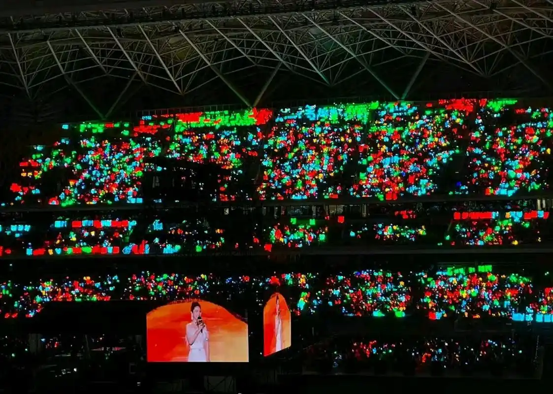 tfboys三家灯牌大战易烊千玺红色王俊凯蓝色王源,来看看谁赢了?