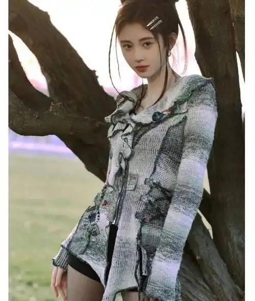 鞠婧祎越来越俏皮了,穿黑袜搭配蝴蝶上衣,尽显军装风范!