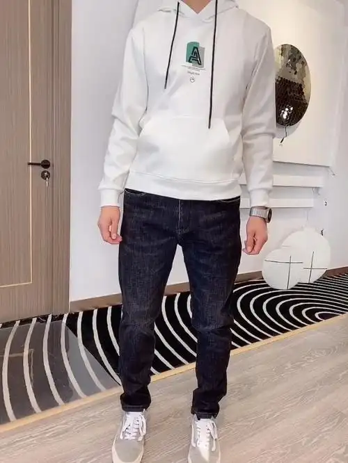 白色,模特175,135斤穿的xl修身,内里没穿衣服我联系他穿2xl也行,看