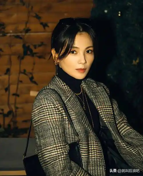 刘涛巴黎秀场遇港媒采访,轻松用粤语自我介绍,毕竟她是幸子小姐_媳妇