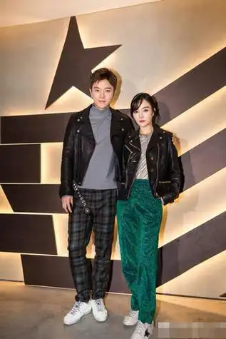 最后这组是身高163的王祖蓝和身高175cm的模特妻子,两人的最萌身高差