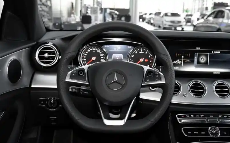 但内饰方面,奔驰就超过宝马了,还是因为那两块12英寸的大屏提气.