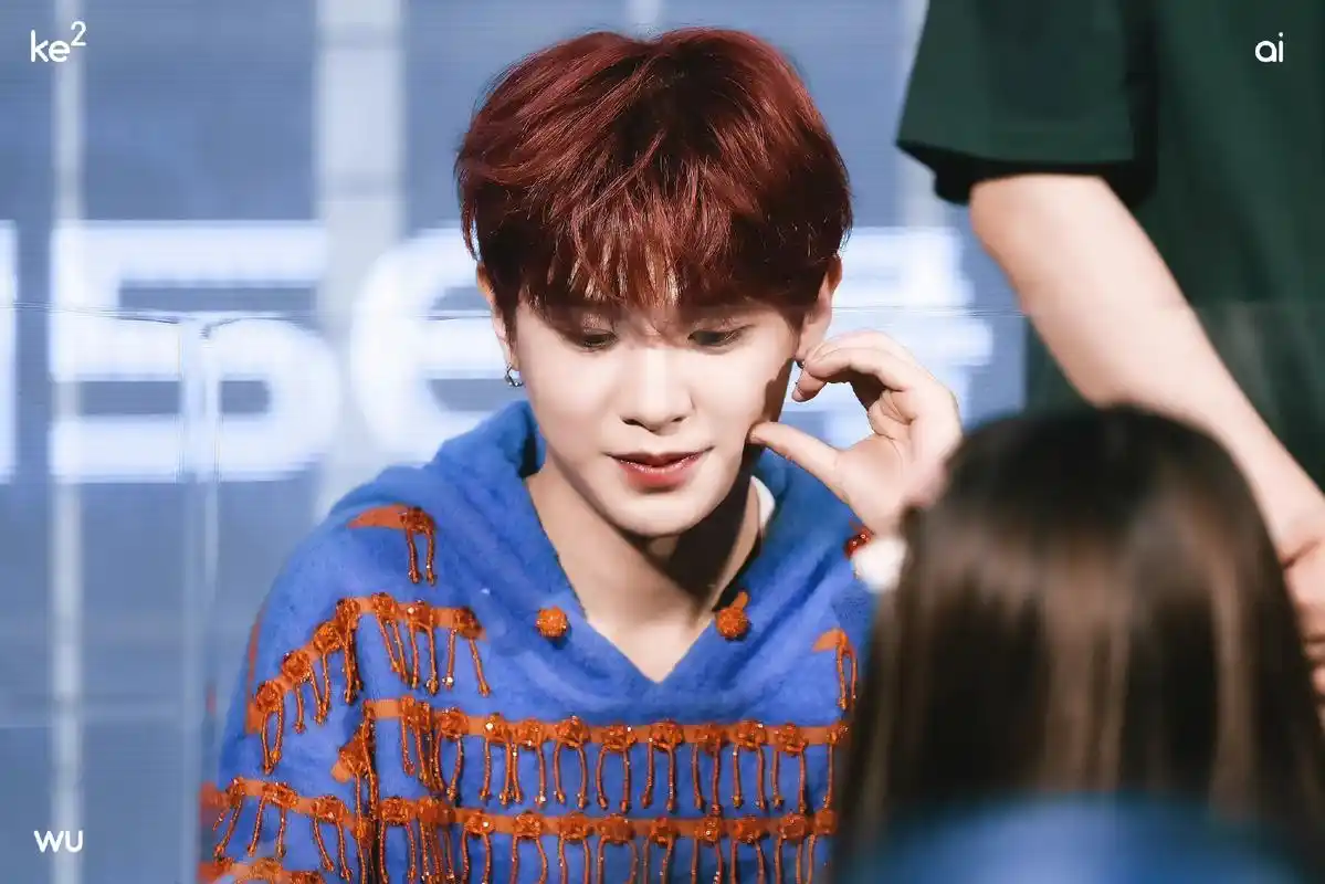 叮咚黄明昊签售会造型饭拍图掉落各种比心手势又奶又甜