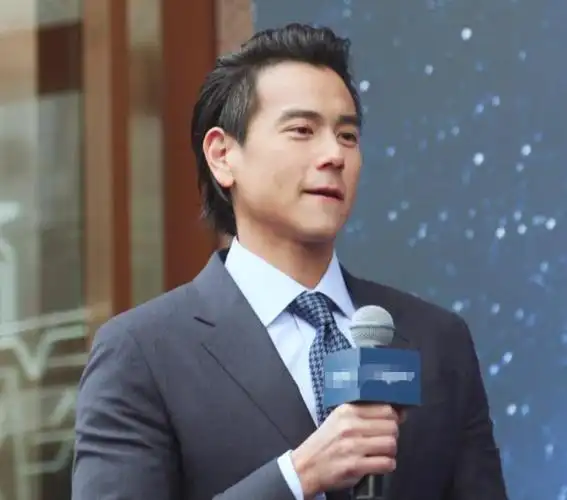 彭于晏出席线下品牌活动生图颜值耐打却因太冷被冻成表情包