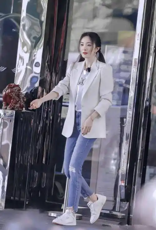 杨幂逛街穿搭真大胆西装配袜裤性感撩人狗链choker太个性