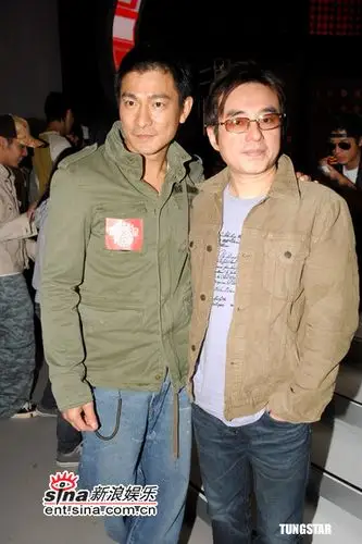 图文:众星参加台庆拜神仪式--刘德华与好友合影