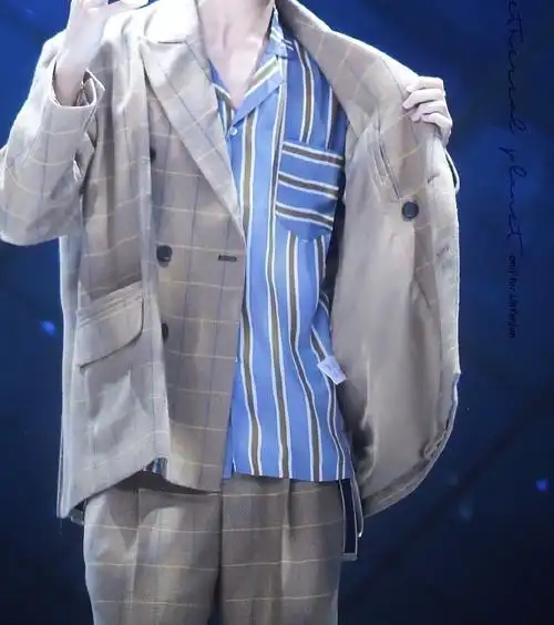 已找到求林彦俊这套西装和蓝色衬衫