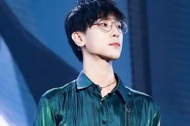 他是翼之声中文配音社团的配音演员,曾为多部广播剧做配音工作,因其