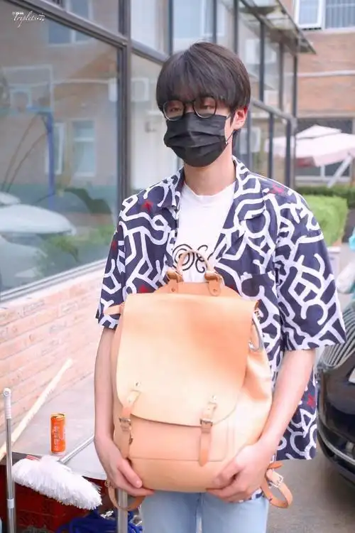 张嘉元上班饭拍 戴着黑框眼镜睡眼惺忪,顺毛也太可爱了!