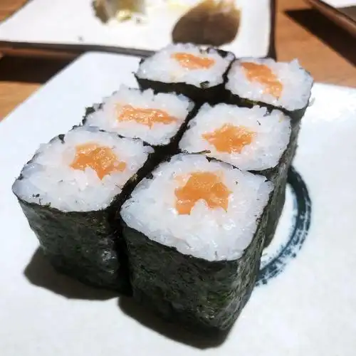 三文鱼小卷:虽是小卷,里面的鱼肉一点都不含糊,占了整个寿司近三分