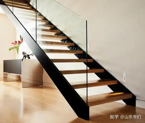 下面小编就来介绍下关于卡槽式双钢板玻璃楼梯扶手制作安装要点吧.