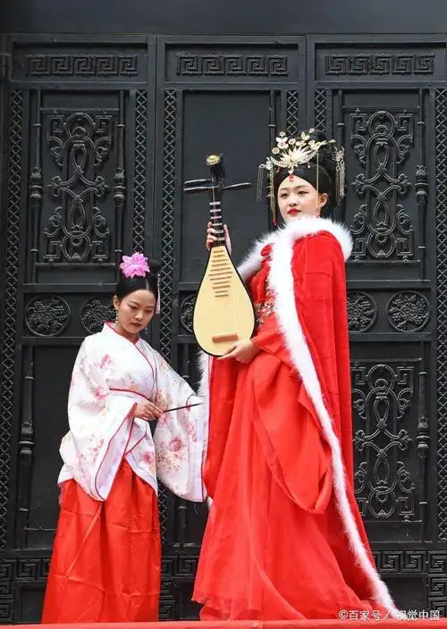 湖北武汉:古装美女巡演"穿越"江汉路步行街,吸引游客驻足