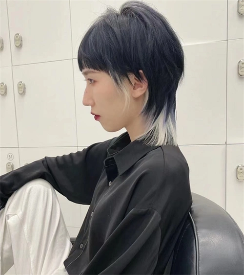 ins风女生狼尾发型 时尚艳压身边的男生_2023年流行发型 - 美发站