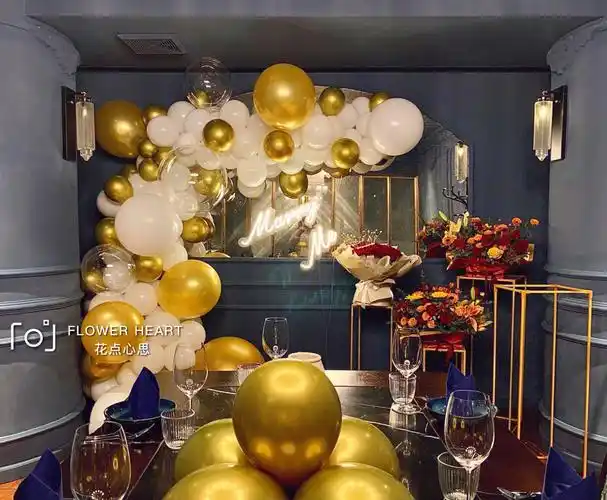 西餐厅白金色系求婚现场气球布置