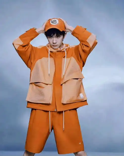 好久没见这么青春活力元气的千玺橙色运动风简直不要太亮眼真的好帅.