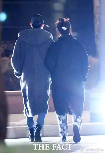 手牵手晚上在街头散步赵炳奎深情的看着金宝罗,看样是在聊着什么,非常