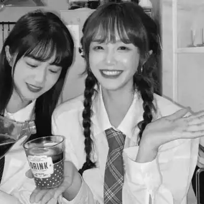 高级闺蜜头像真人黑白高清图片