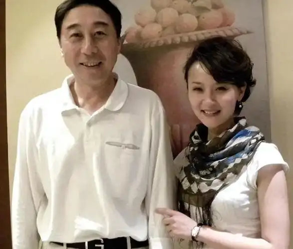 冯巩终于晒出妻子全身照了