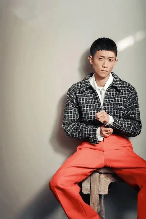 张一山变小平头依然时尚不减!刺绣衣加丹宁裤,还是那个潮范少年